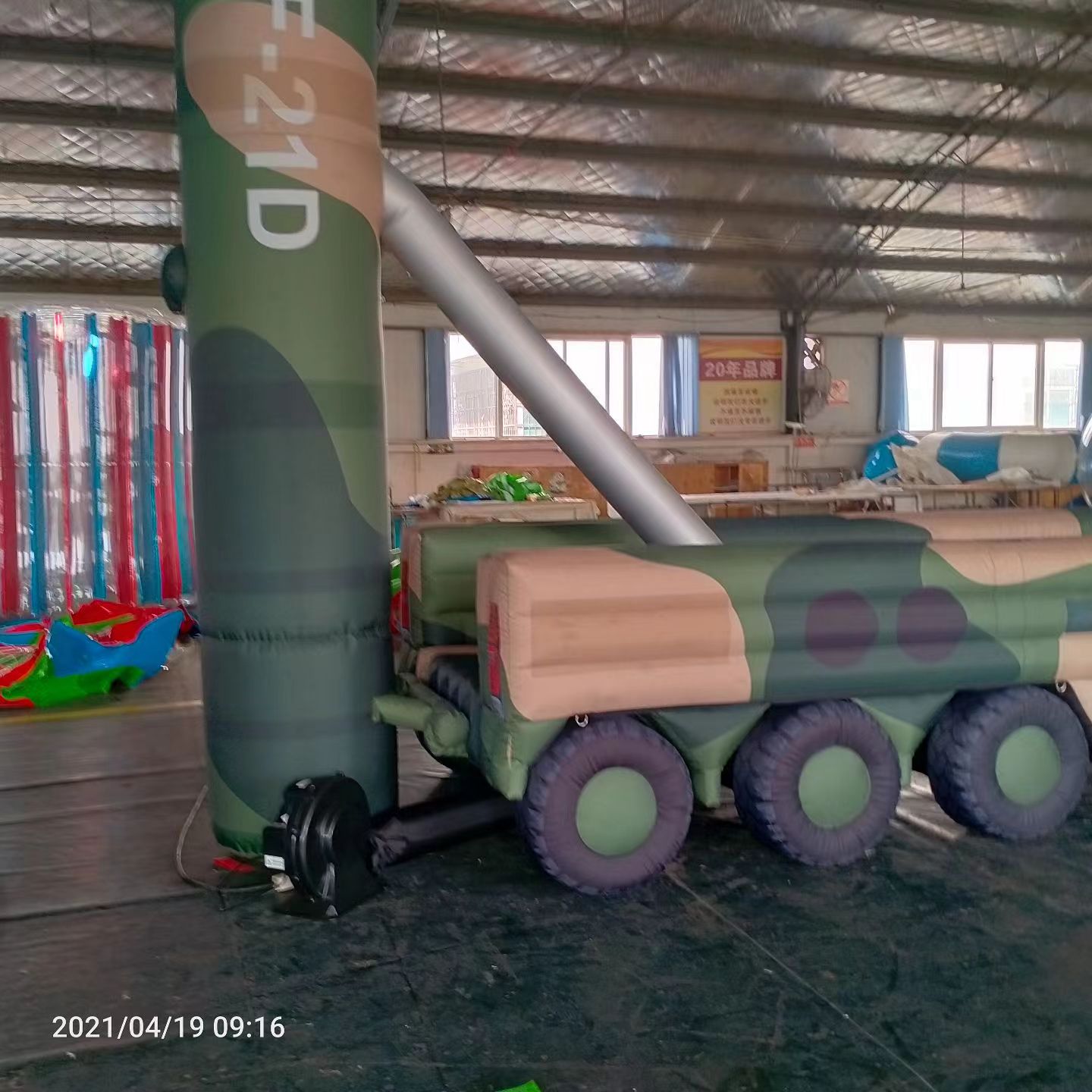 溧水军事演习中的充气目标车辆：模拟发射车雷达车坦克飞机